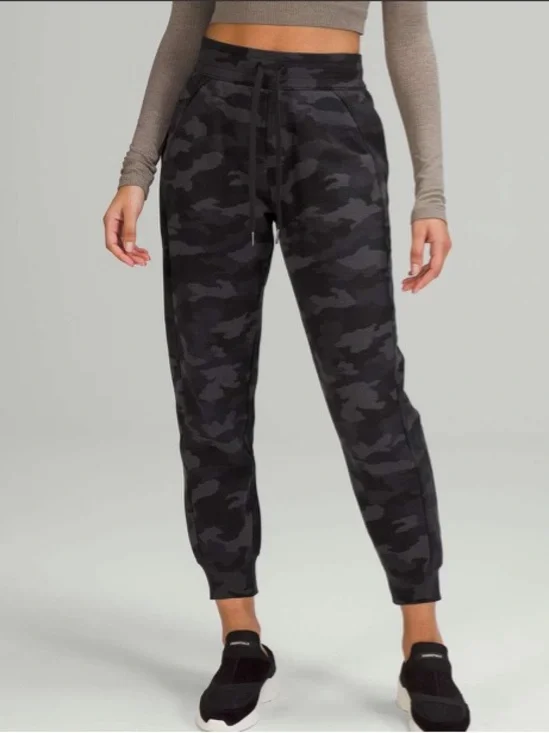 Lululemon Scuba High-Rise Jogger
7/8 Length Heritage 365 Camo Deep Coal Multi - Picture 3 of 13